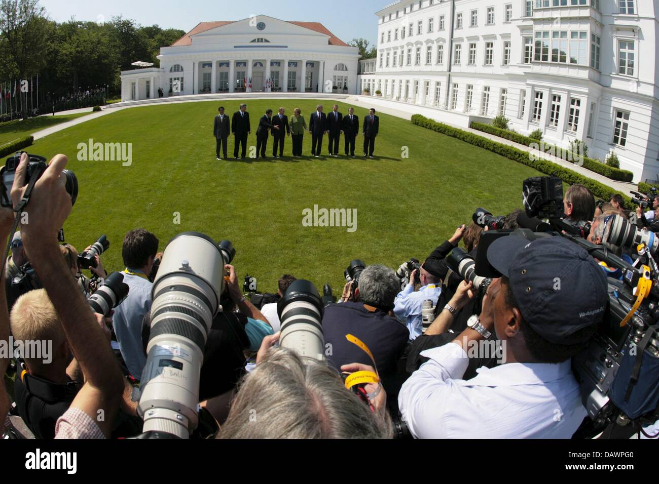 I capi del G8 membri (L-R) il Primo Ministro Shinzo Abe (Giappone), il Primo Ministro Stephen Harper (Canada), Presidente Nicolas Sarkozy (Francia), il Presidente Vladimir Putin (Russia), il Cancelliere tedesco Angela Merkel (Germania), Presidente George W Bush (USA), il Primo Ministro Tony Blair (Regno Unito), il primo ministro Romano Prodi (Italia) costituiscono per la loro foto di gruppo dietro la folla dei fotografi Foto Stock