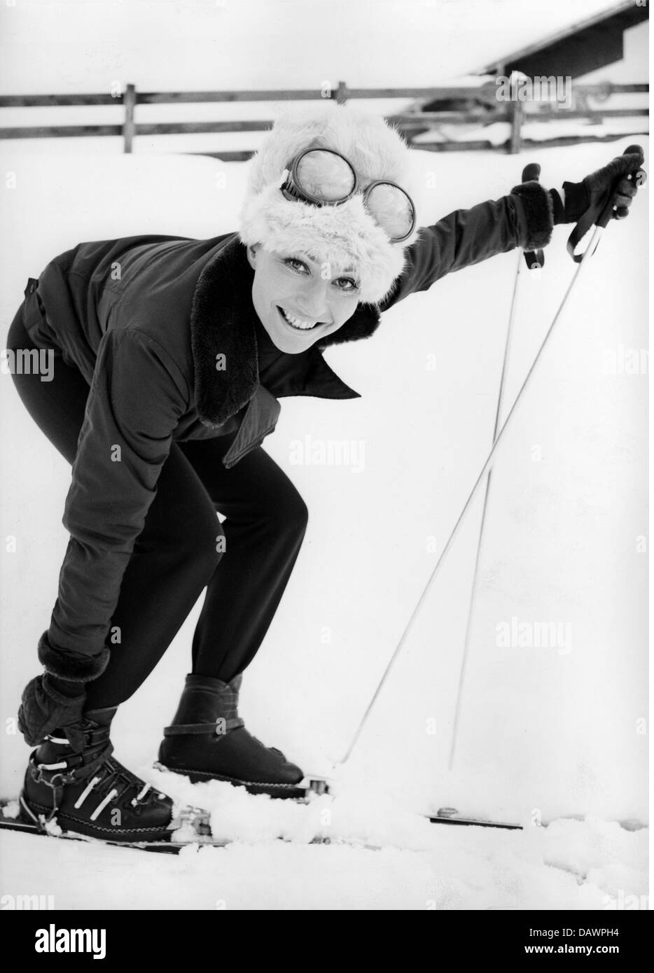 Tempo libero / sport, sport invernali, sci, donna in piedi su sci, 1969, diritti-aggiuntivi-clearences-non disponibile Foto Stock