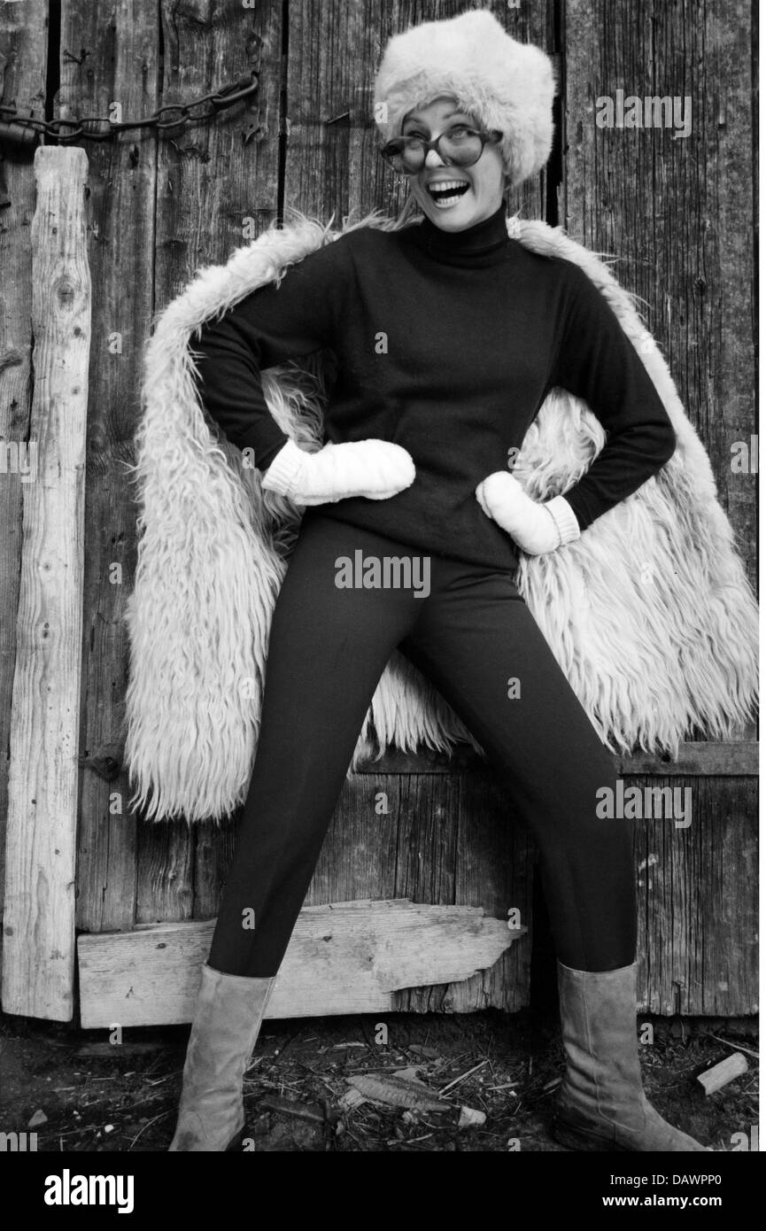 Moda, donna 'moda, donna che indossa pelliccia capo, 1969, Additional-Rights-Clearences-non disponibile Foto Stock
