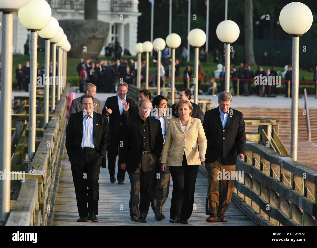 (L-R) Primo Ministro italiano Romano Prodi e il Presidente degli Stati Uniti George W. Bush e il Primo Ministro britannico Tony Blair, il presidente russo Vladimir Putin, il presidente francese Nicolas Sarkozy, il Primo Ministro giapponese Shinzo Abe, il Cancelliere tedesco Angela Merkel e il Presidente della Commissione europea José Manuel Barroso e il Primo Ministro canadese Stephen Harper arriva la line-up per la foto di famiglia della Foto Stock