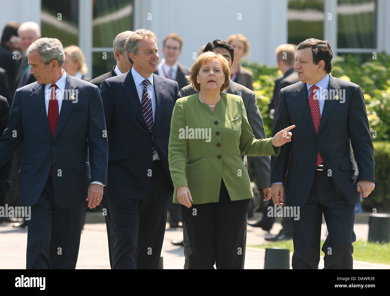 (R-L) il Presidente della Commissione europea José Manuel Barroso, il Cancelliere tedesco Angela Merkel, il Primo Ministro britannico Tony Blair e il Presidente degli Stati Uniti George Bush portare il pacco per la foto di famiglia in occasione del vertice del G8 di Heiligendamm, Germania, 07 giugno 2007. Foto: Oliver Berg Foto Stock