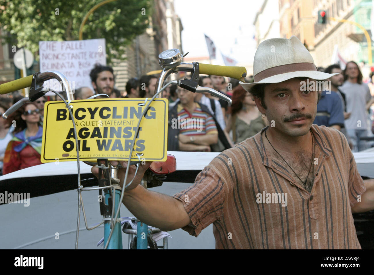 Un dimostrante esige "ciclismo come una tranquilla dichiarazione contro l'olio wars' ad un anti-Bush rally in Roma, Italia, 09 giugno 2007. Decine di migliaia di persone si sono stretti contro la visita del Presidente degli Stati Uniti George Bush. Foto: Lars Halbauer Foto Stock