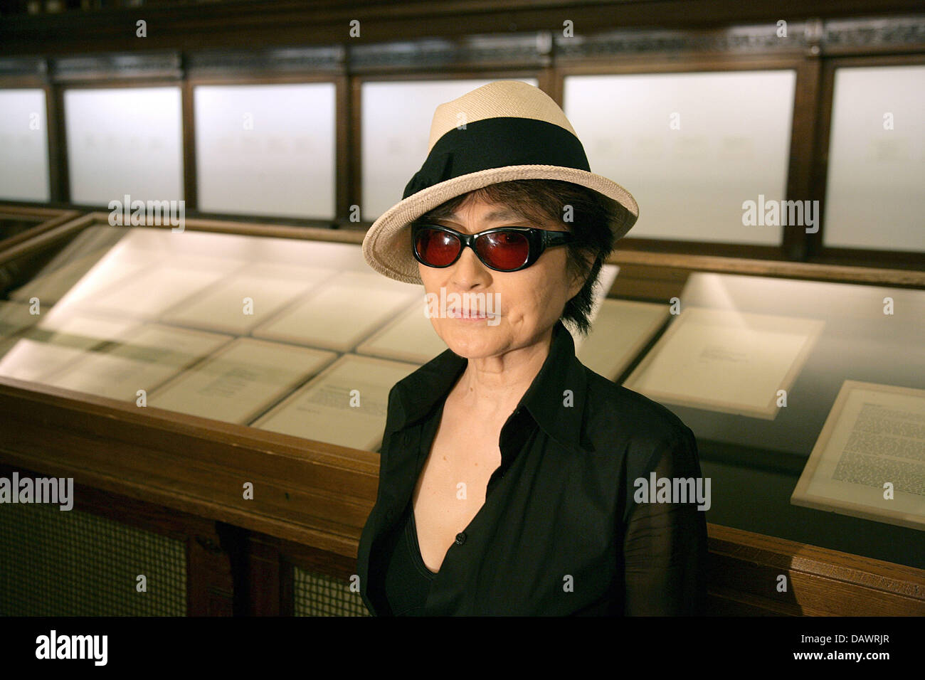 Artista Yoko Ono pone di fronte alcuni dei suoi 90 carte "Istruzioni di dipinti" presso la galleria d'arte "Kunsthalle Bremen " di Brema (Germania), 12 giugno 2007. Yoko uno, vedova di assassinati Beatle John Lennon, divenne famoso negli anni sessanta per numerosi spettacoli e manifestazioni. "Kunsthalle Bremen' presenta 90 carte con i suoi testi 'Istruzioni di dipinti" presso la mostra 'Yoko Ono: Foto Stock