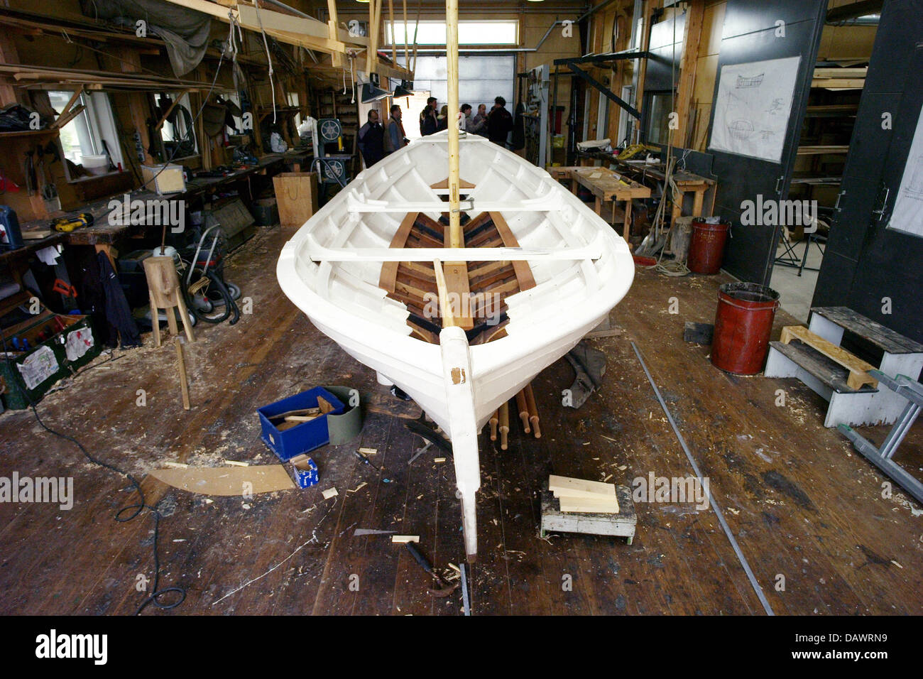I visitatori hanno a guardare le repliche di navi vichinghe dal XI secolo, che era stata scavata dal fiordo di Roskilde nel 1962, Roskilde, Danimarca, il 22 maggio 2007. Il museo offre una visione unica in Viking marineria. Nei mesi estivi gli ospiti possono prendere parte in varie di canottaggio e vela. Foto: Maurizio Gambarini Foto Stock
