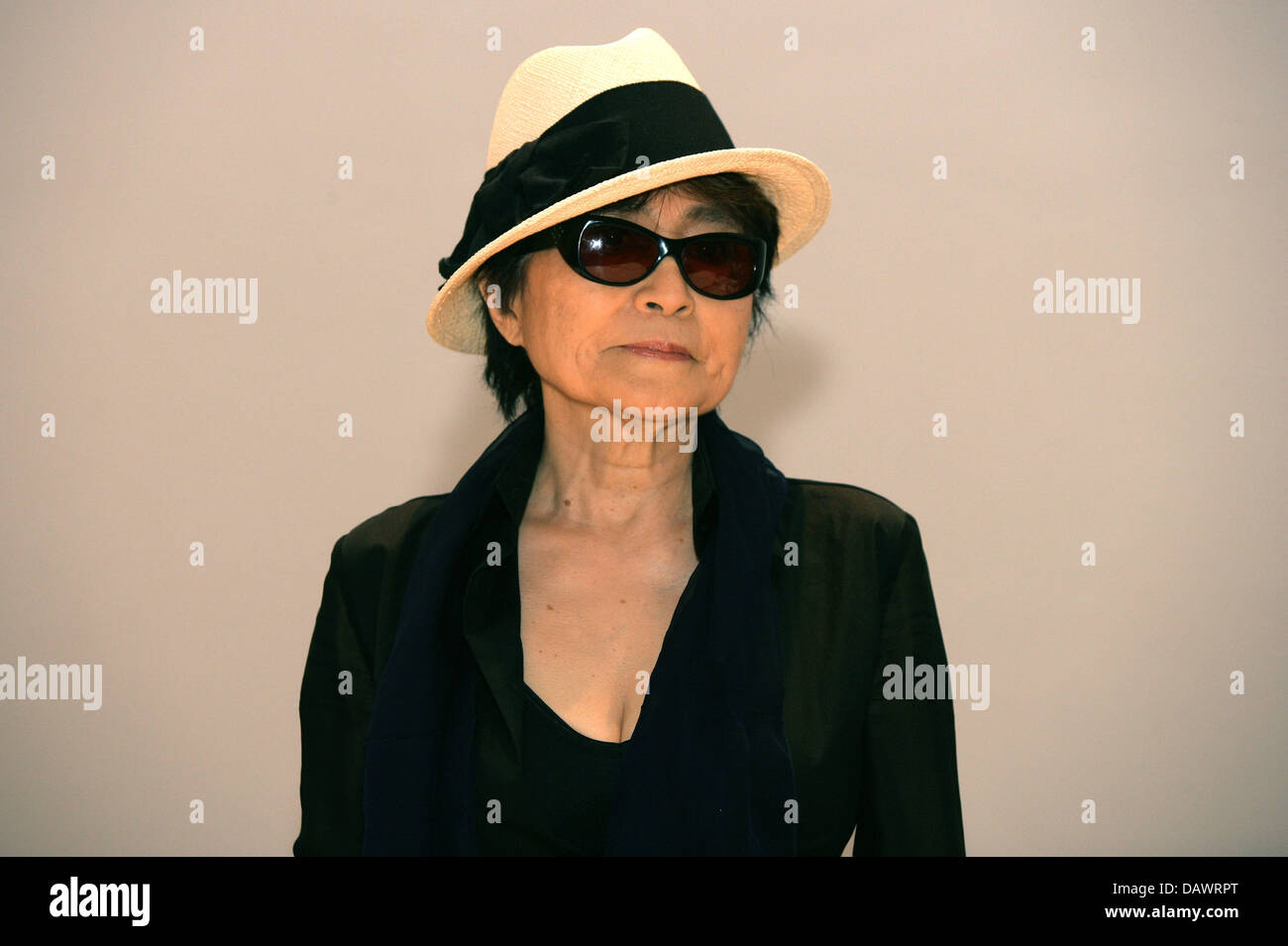 Artista Yoko Ono è raffigurato nella galleria d'arte "Kunsthalle Bremen' durante la conferenza stampa di apertura per la sua mostra 'Yoko Ono: Fenster fuer Deutschland " di Brema (Germania), 12 giugno 2007. Yoko Ono, vedova di mudered Beatle John Lennon, divenne famoso negli anni sessanta per numerosi spettacoli e manifestazioni. La mostra presenta 90 carte con i suoi testi 'Istruzioni di dipinti' Foto Stock