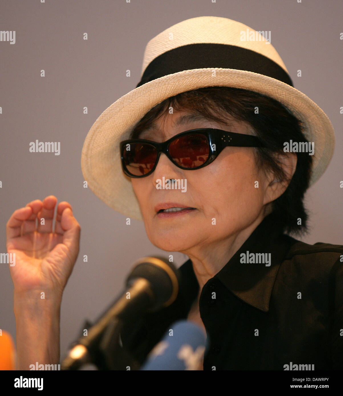 Artista Yoko Ono è raffigurato nella galleria d'arte "Kunsthalle Bremen' durante la conferenza stampa di apertura per la sua mostra 'Yoko Ono: Fenster fuer Deutschland " di Brema (Germania), 12 giugno 2007. Yoko Ono, vedova di mudered Beatle John Lennon, divenne famoso negli anni sessanta per numerosi spettacoli e manifestazioni. La mostra presenta 90 carte con i suoi testi 'Istruzioni di dipinti' Foto Stock