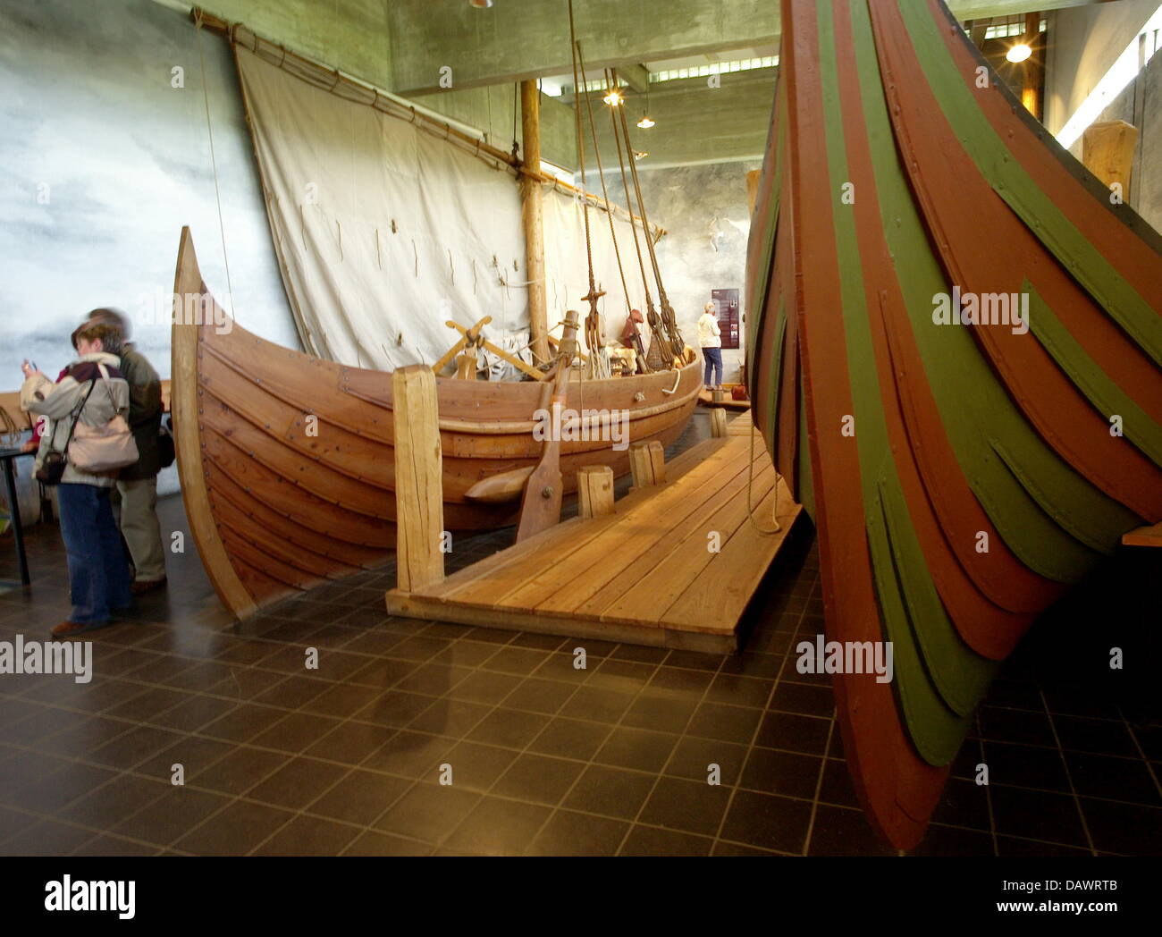 Ricostruito navi Vichinghe del secolo XI, discoverd nel fiordo di Roskilde nel 1962, sono presentati nella nave sala del museo per navi Vichinghe a Roskilde, Danimarca, il 22 maggio 2007. Costruzione navale e marittima dei vichinghi sono presentati nel museo che dispone di un proprio molo e un officina archeologica e offre Viking Ship gite in barca d'estate. Foto: Maurizio Gambarini Foto Stock