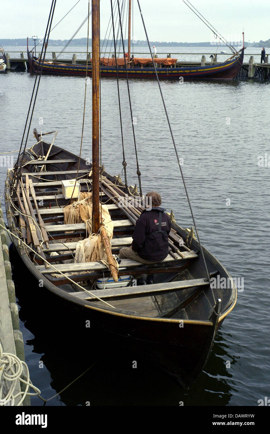 La ricostruzione di una nave vichinga si trova nel porto del museo di navi Vichinghe a Roskilde, Danimarca, il 22 maggio 2007. Costruzione navale e marittima dei vichinghi sono presentati nel museo che dispone di un proprio molo e un officina archeologica e offre Viking Ship gite in barca d'estate. Foto: Maurizio Gambarini Foto Stock