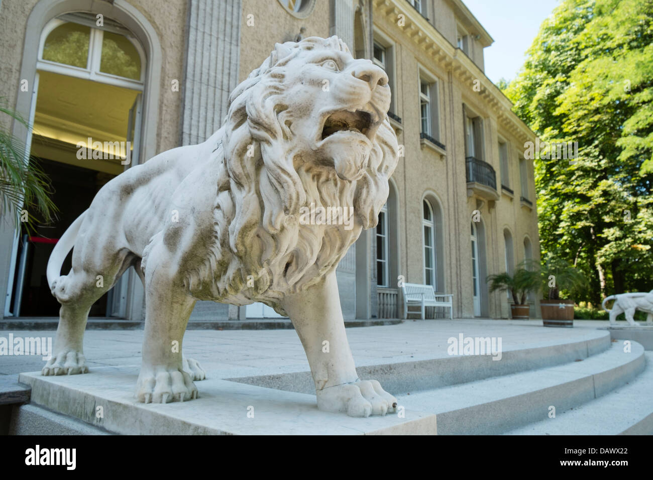 Lion scultura alla villa dove Wannsee Conferenza si è svolta durante la Seconda guerra mondiale a Berlino Germania Foto Stock