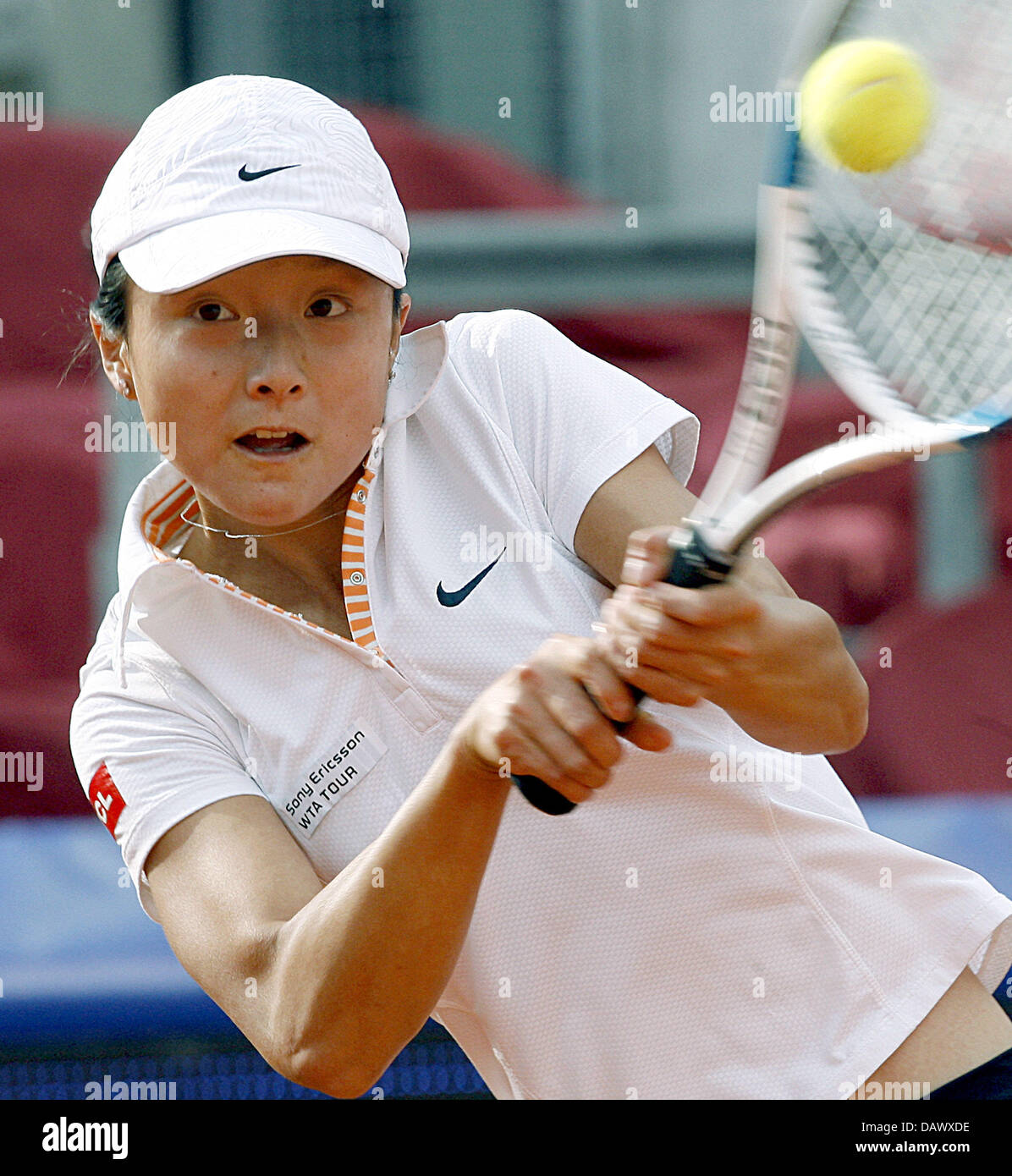 Tennis cinese pro Zi Yan restituisce una palla durante la sua seconda partita contro il francese Amelie Mauresmo in Qatar Telecom German Open al Steffi-Graf-Stadium di Berlino, Germania, 09 maggio 2007. Foto: Wolfgang Kumm Foto Stock