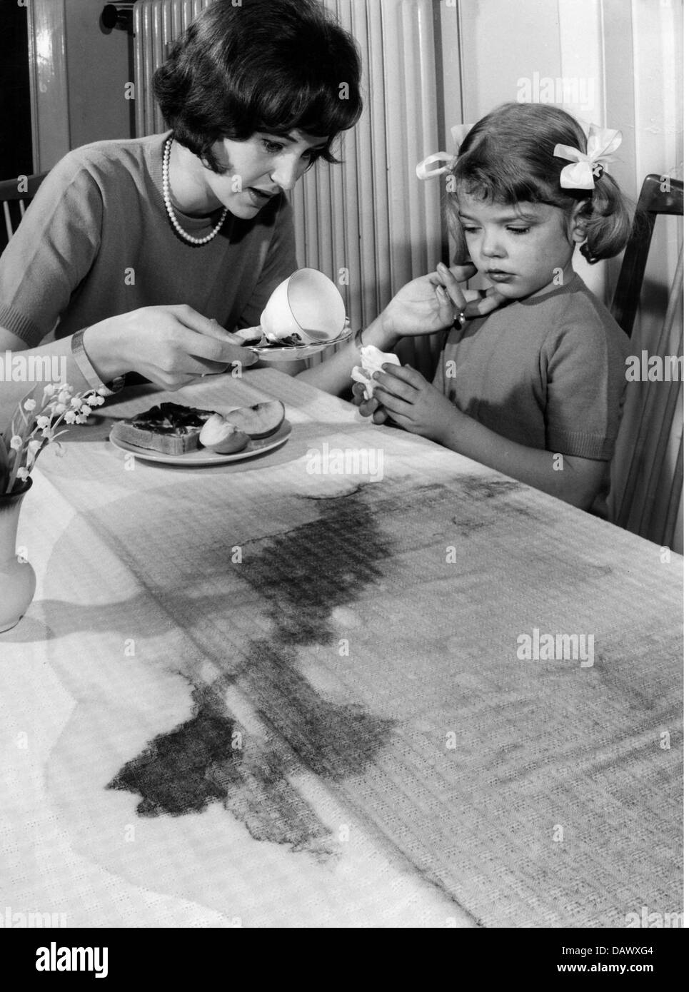 Persone, bambini / bambini, mangiare, girl spilling Cup durante la colazione, anni 60, , diritti aggiuntivi-clearences-non disponibile Foto Stock