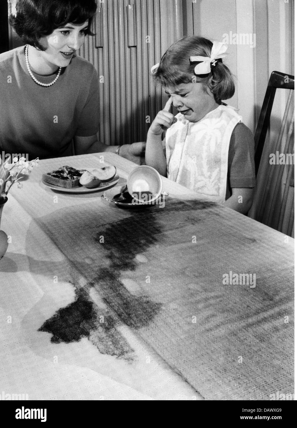Persone, bambini / bambini, mangiare, girl spilling Cup durante la colazione, anni 60, , diritti aggiuntivi-clearences-non disponibile Foto Stock