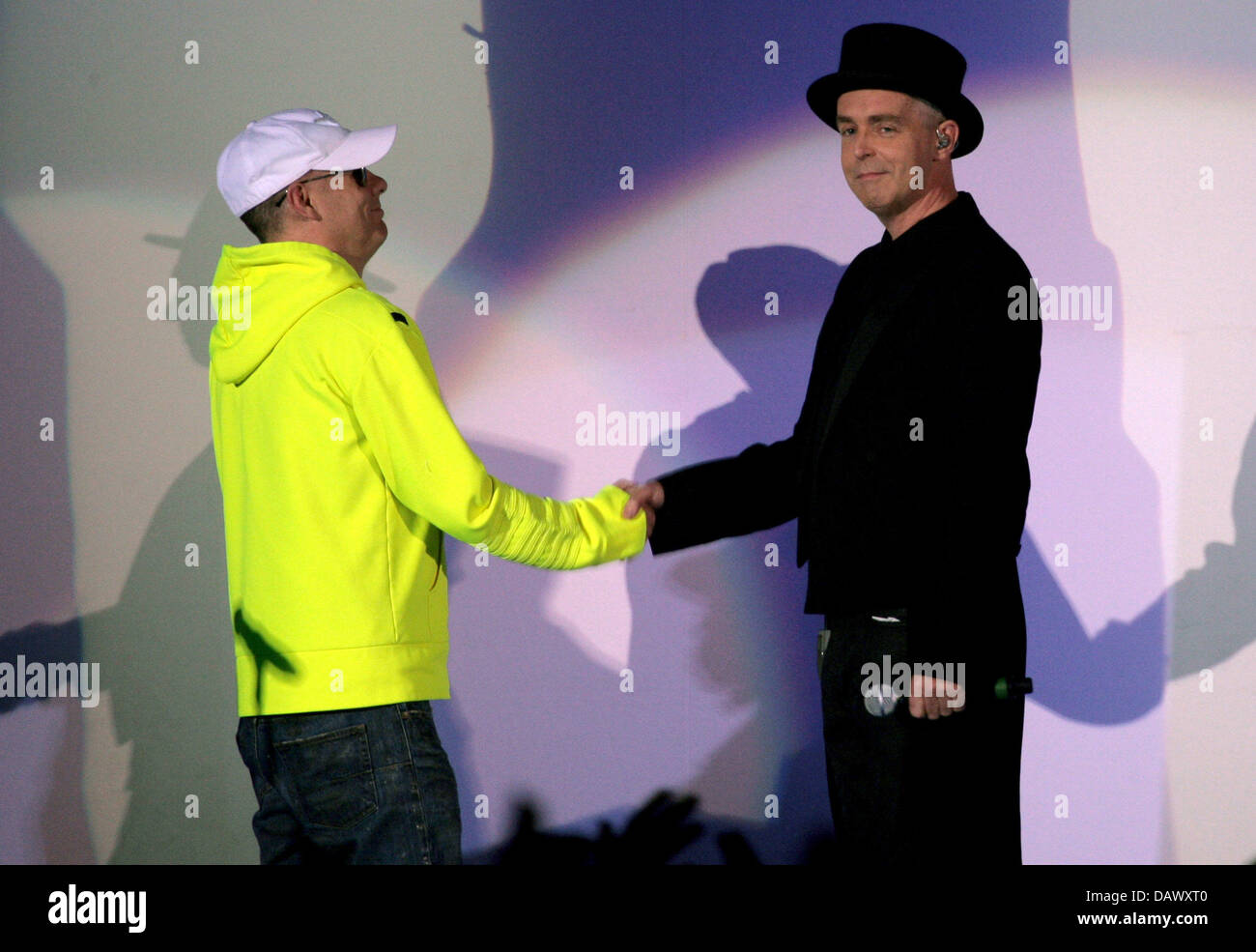 Il cantante Neil Tennant (R) e kayboarder Chris Lowe del british pop band Pet Shop Boys agitare le mani all'inizio del loro concerto presso Philipshall a Duesseldorf in Germania, Venerdì, 11 maggio 2007. Foto: Achim Scheidemann Foto Stock