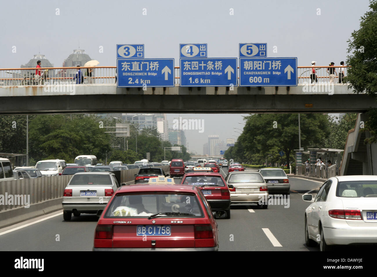 (Dpa-file) - l'immagine mostra il traffico su strada a Pechino in Cina, 29 giugno 2006. Foto: Lars Halbauer Foto Stock