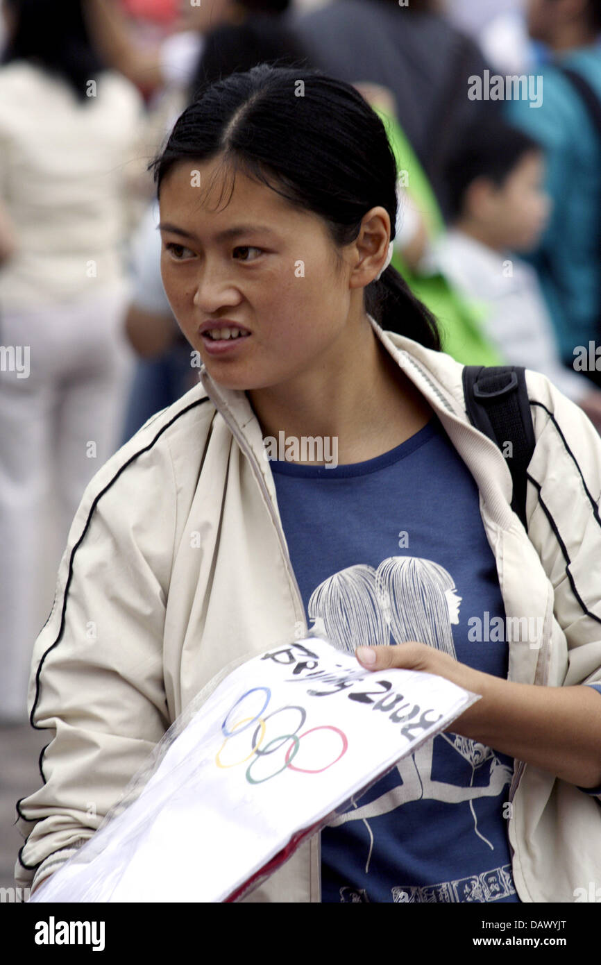 (Dpai-file) - un venditore ambulante vende t-shirt per i Giochi Olimpici 2008 a Pechino, Cina, 28 giugno 2006. Foto: Lars Halbauer Foto Stock