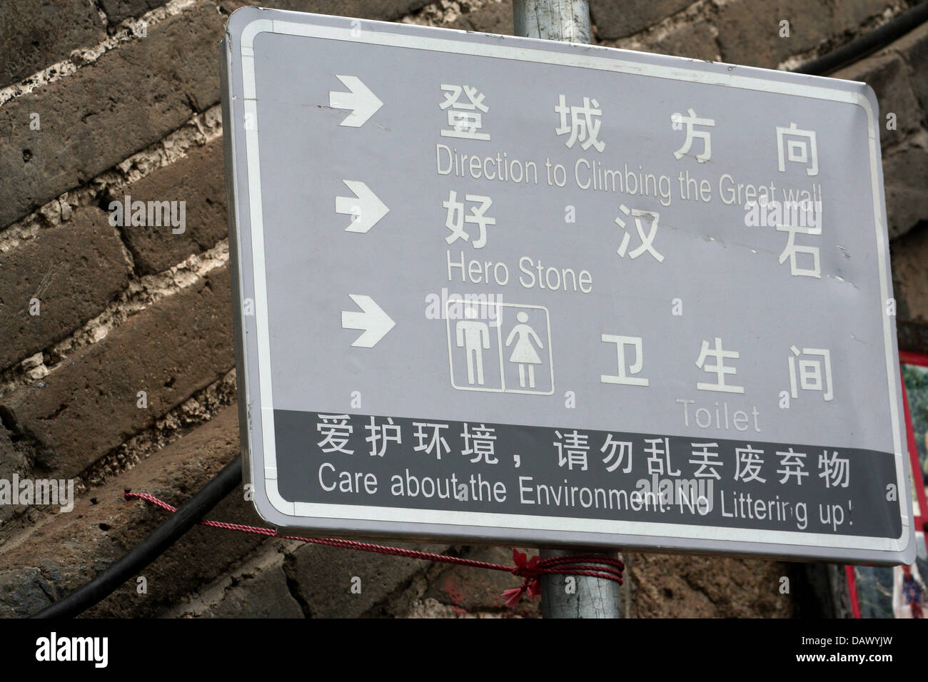 (Dpa-file) - l'immagine mostra un guidepost con icone e la scrittura in inglese e in cinese presso la Grande Muraglia della Cina, 28 giugno 2006. Foto: Lars Halbauer Foto Stock