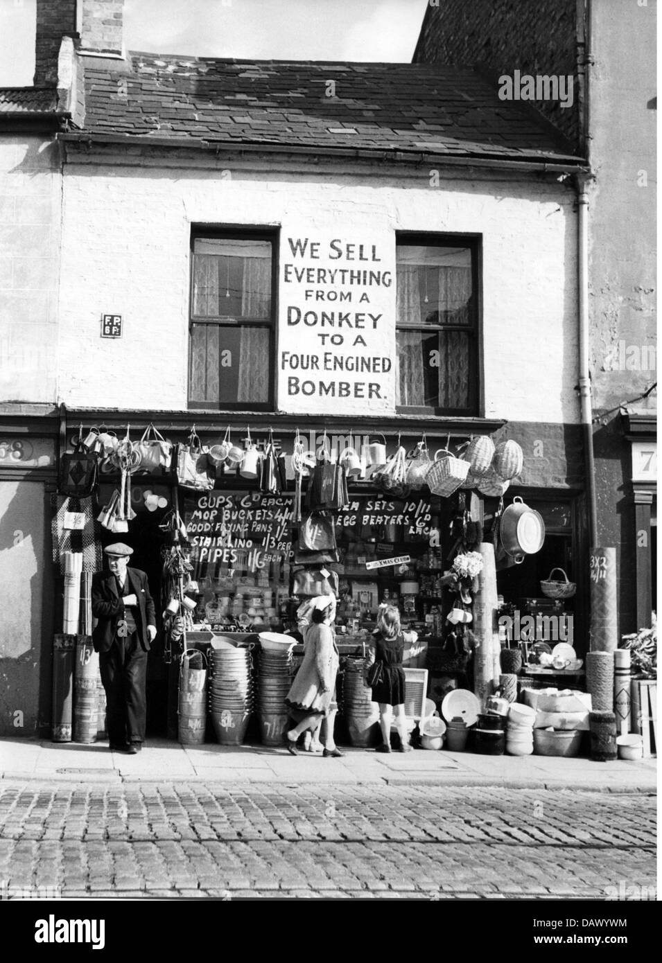 Geografia / viaggio, Gran Bretagna, Belfast, commercio, negozio generale con slogan: 'Vendiamo tutto da un asino a un bombardiere a quattro motore', Irlanda del Nord, circa 1960, diritti aggiuntivi-clearences-non disponibile Foto Stock