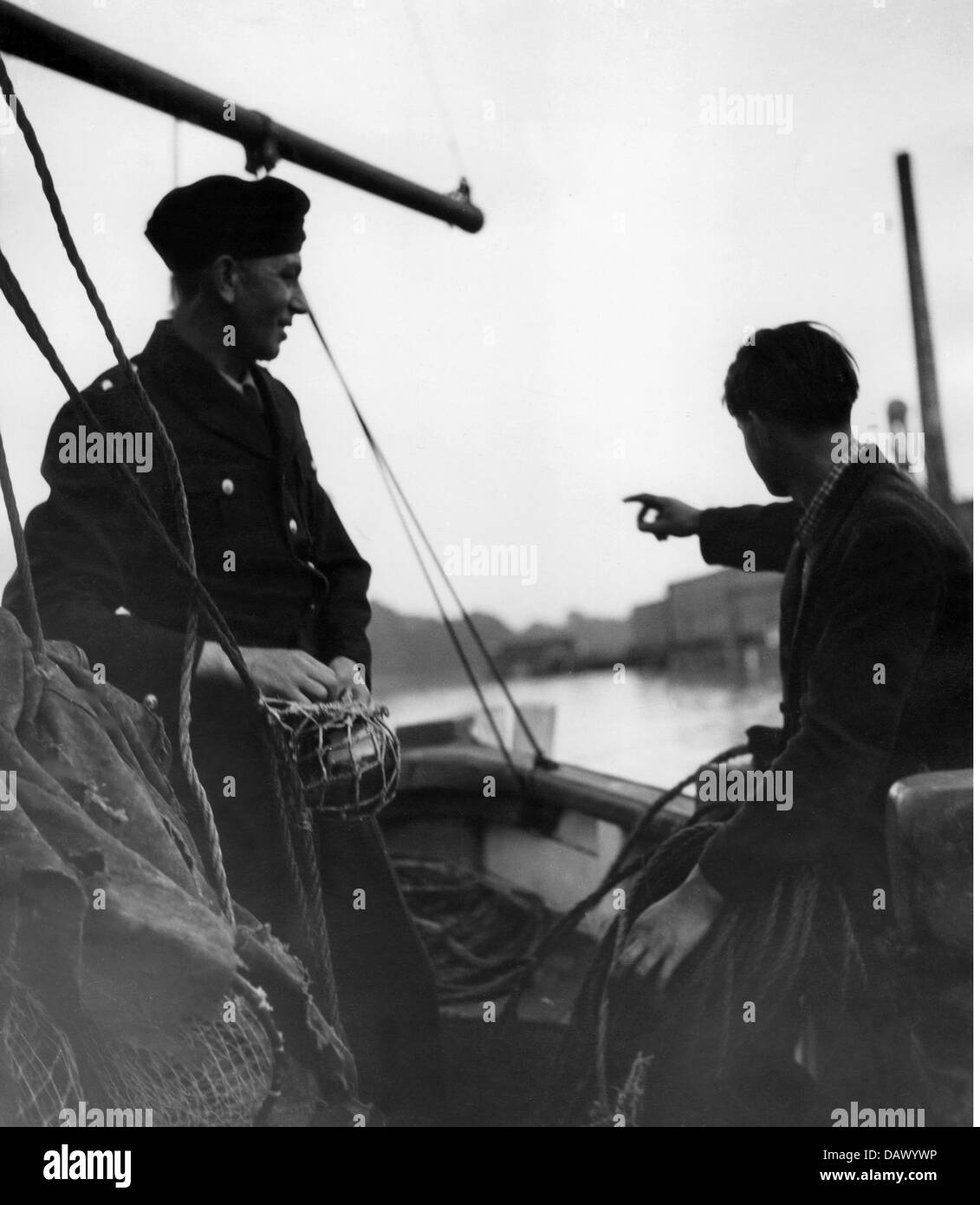 Polizia, Germania, forza federale di frontiera, pescatore che dice ad un membro della polizia marittima di frontiera circa i soldi della Germania orientale per i membri della forza marittima di frontiera, Mar Baltico, 25.10.1951, diritti aggiuntivi-clearences-non disponibile Foto Stock