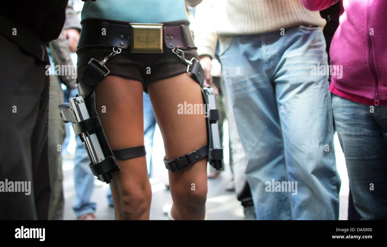L'attrice Karima Adebibe pone come "Lara Croft' nella stazione principale di Berlino (Germania), 18 maggio 2007. "Tomb Raider' computer game character "Lara Croft' esiste per dieci anni. Foto: Johannes Eisele Foto Stock