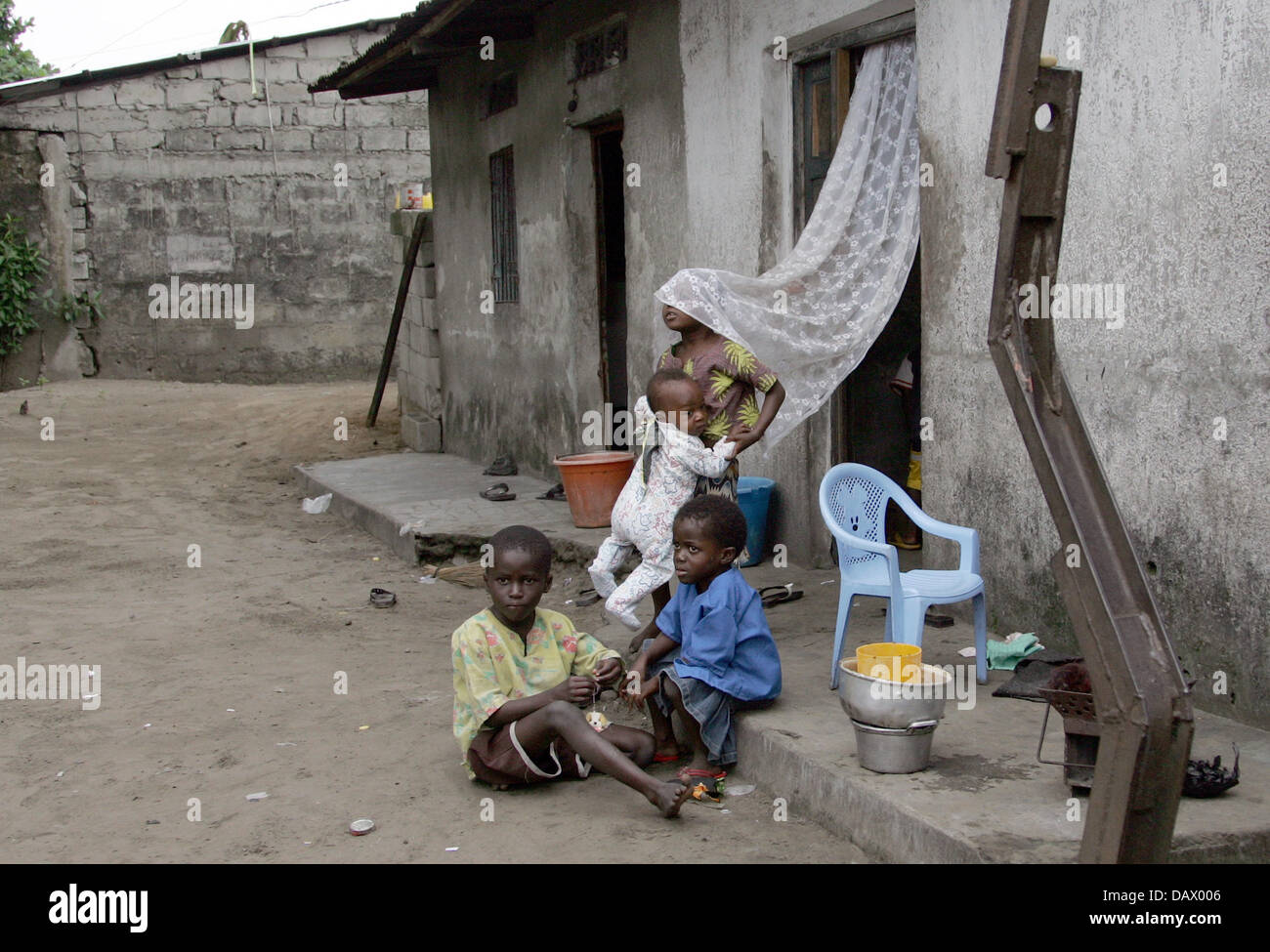 Bambini congolesi sedersi davanti alla loro casa in una delle baraccopoli  di Kinshasa, nella Repubblica democratica del Congo (RDC), Venerdì 04  Maggio 2007. Foto: Rainer Jensen Foto stock - Alamy