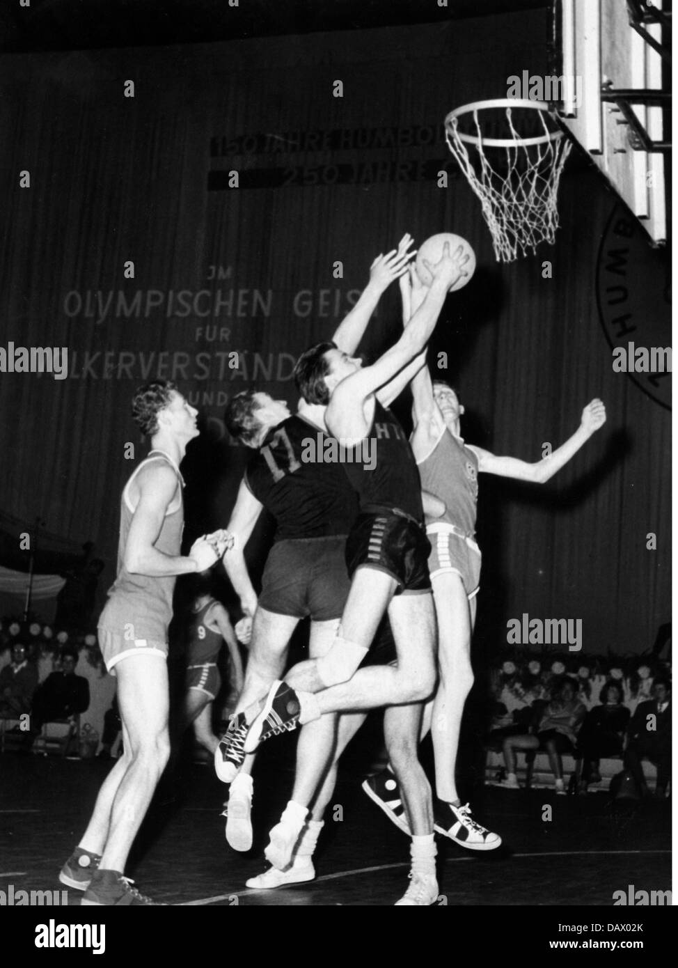 sport, sport di palla, basket, partite, SC Dynamo Berlin contro Hamburger Turnerbund (64:41), 'Tag des Sports' ('giorno dello sport'), 150 ° anniversario della Humboldt University, Berlino Est, 12.11.1960, diritti aggiuntivi-clearences-non disponibile Foto Stock