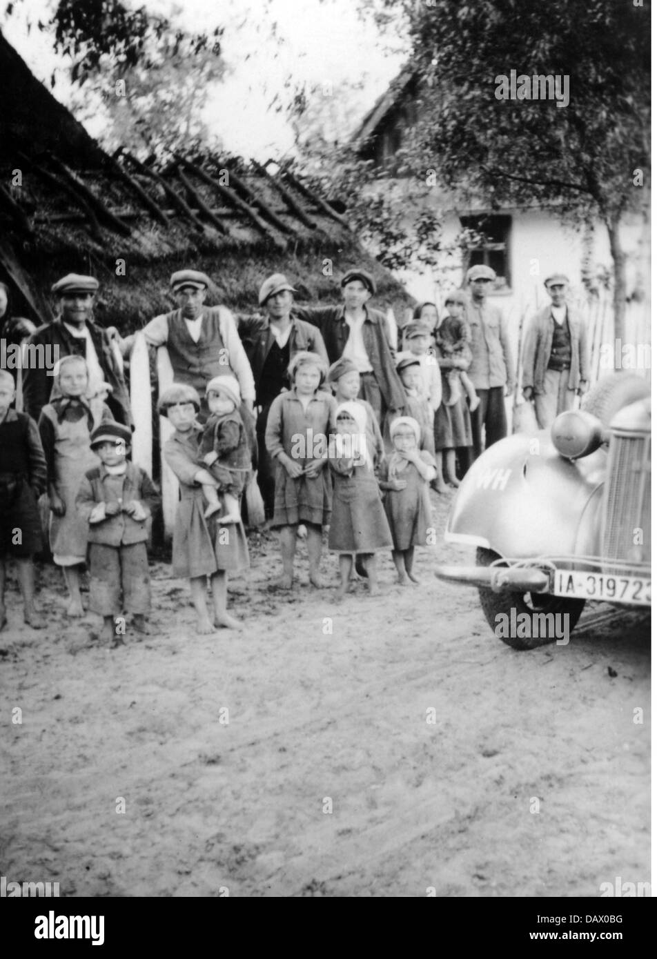 Seconda guerra mondiale / seconda guerra mondiale, Unione Sovietica, civili ucraini accanto a una strada di osservazione di un'unità di passaggio del Servizio di lavoro Reich tedesco (Reichsarbeitsdienst), Army Group South (RAD Abteilung K. 1/130), estate 1941, diritti aggiuntivi-clearences-non disponibile Foto Stock