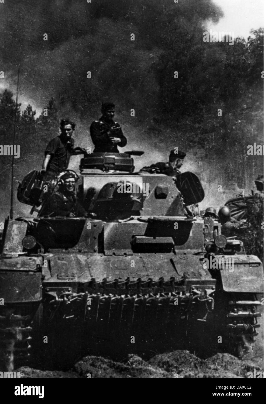Eventi, seconda guerra mondiale / seconda guerra mondiale, Unione Sovietica, operazione Barbarossa (invasione tedesca dell'Unione Sovietica), Centro del Gruppo dell'Esercito, Bielorussia, estate 1941, un carro armato medio Panzer IV del Reggimento Panzer 27 (19a Divisione Panzer) in avanzamento, diritti aggiuntivi-non disponibili Foto Stock