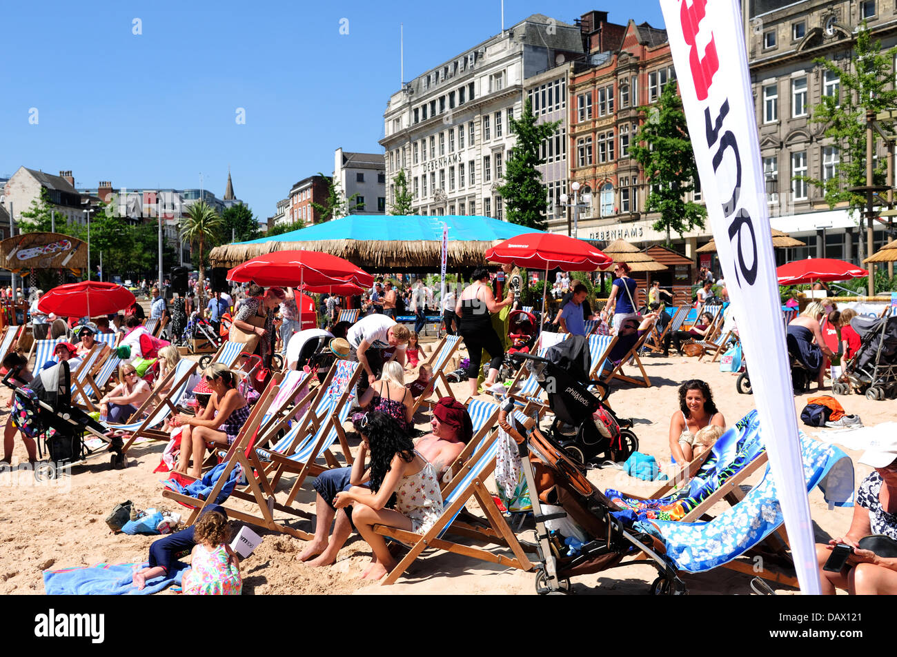 Nottingham.UK.19Luglio 2013.Nottingham City Centre spiaggia Riviera si è aperto oggi a 12.00am.Ora nel suo quinto anno l'attrazione viene fornito con sabbia d'oro,themed beach bar,piscina,giostre e giochi . Credito: Ian Francesco/Alamy Live News Foto Stock