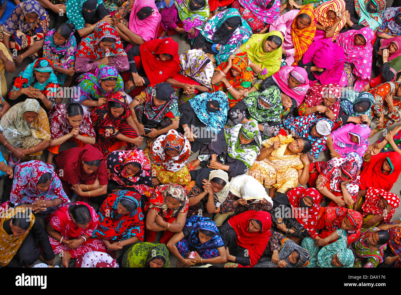 La donna lavoratrice in Bangladesh si sono riuniti di fronte press club, Dhaka per protestare per i loro stipendi e salari Foto Stock