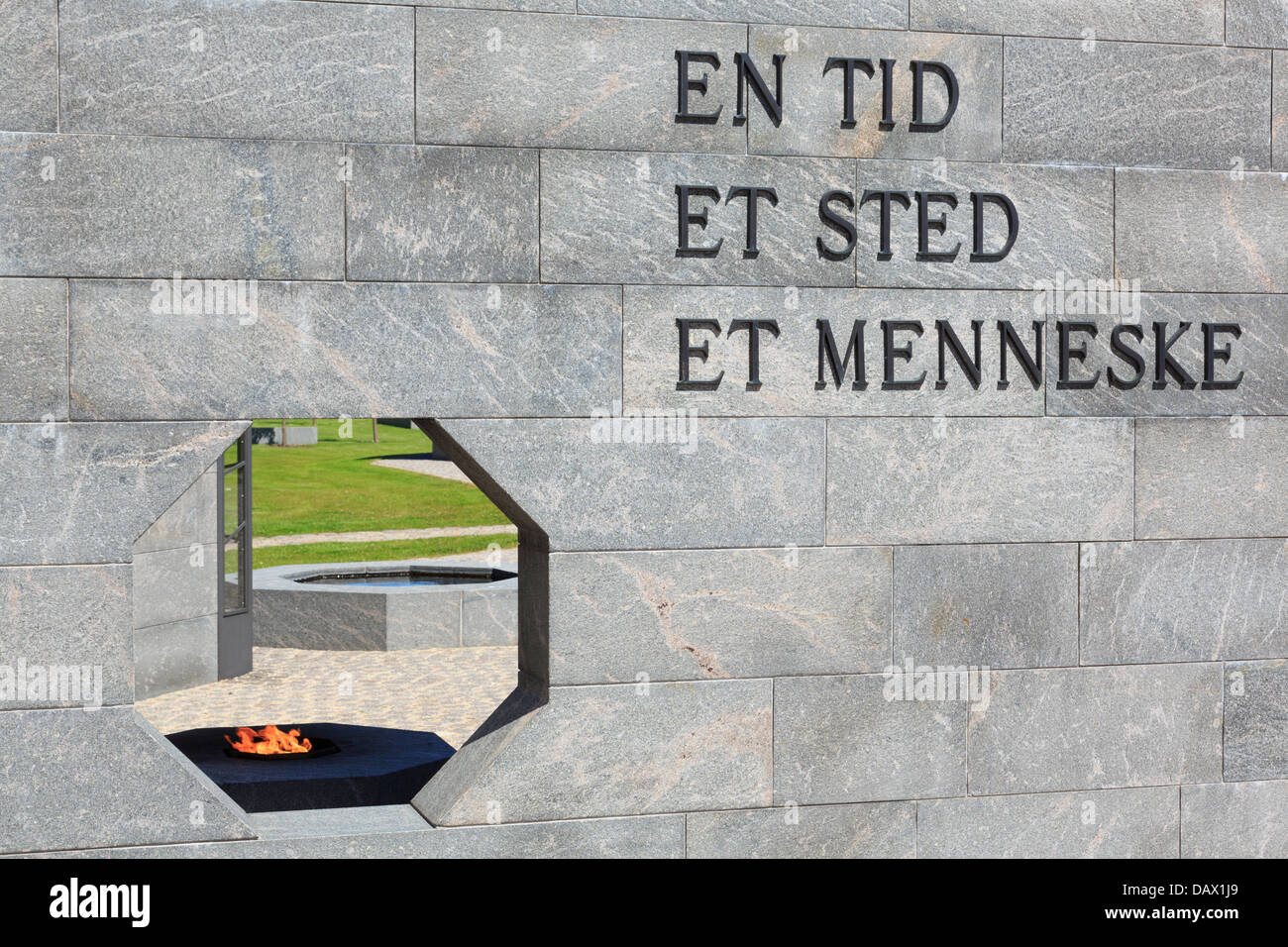 Nuovo danese monumento nazionale del ricordo War Memorial Wall iscrizione e fiamma in Kastellet Cittadella di Copenhagen DANIMARCA Foto Stock
