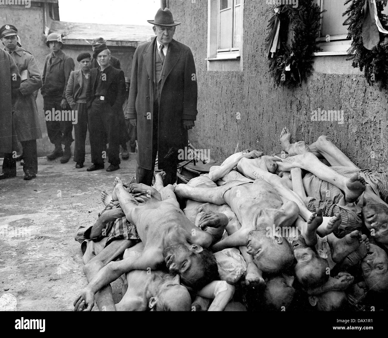 A BUCHENWALD campo di concentramento senatore americano Alben Barkley visiti il camp 24 Aprile 1945 - vedere la descrizione riportata di seguito Foto Stock