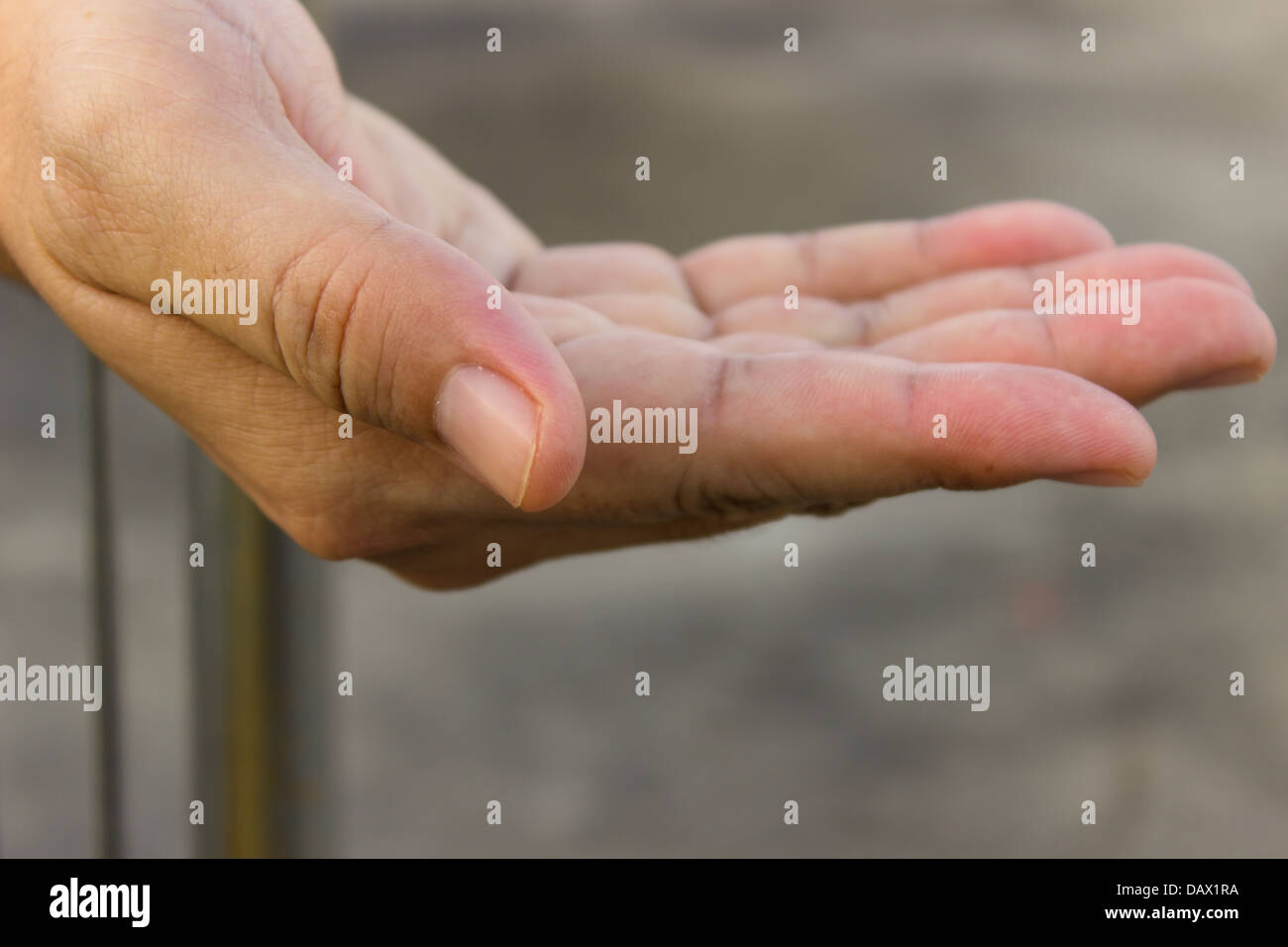 Aiutando e mano ,una mano per aiutare i concetti. Foto Stock