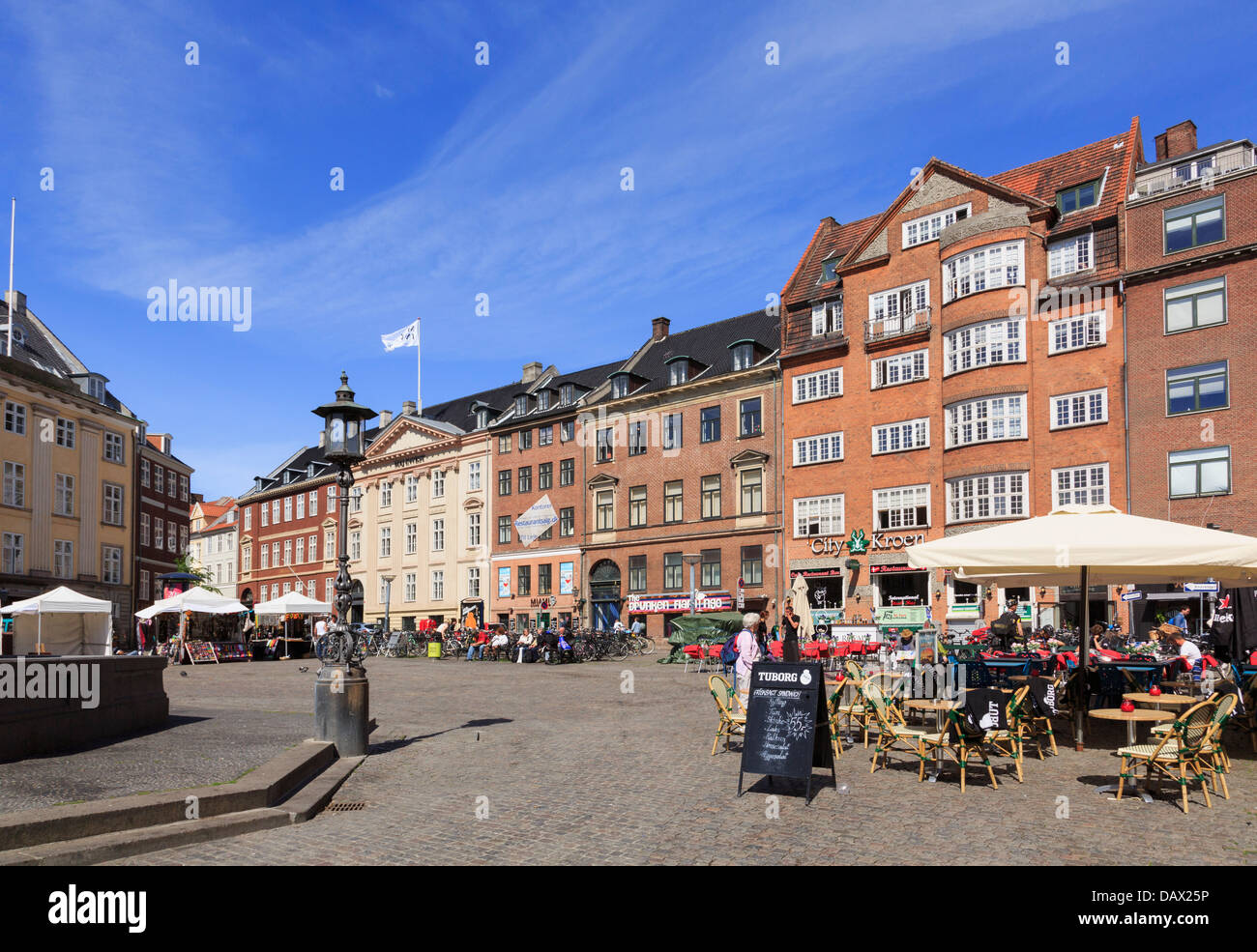 Outdoor caffetterie sulla strada e il XVIII secolo edifici neoclassici in Gammeltorv (la piazza vecchia) più antichi di Copenhagen, Zelanda, Danimarca Foto Stock