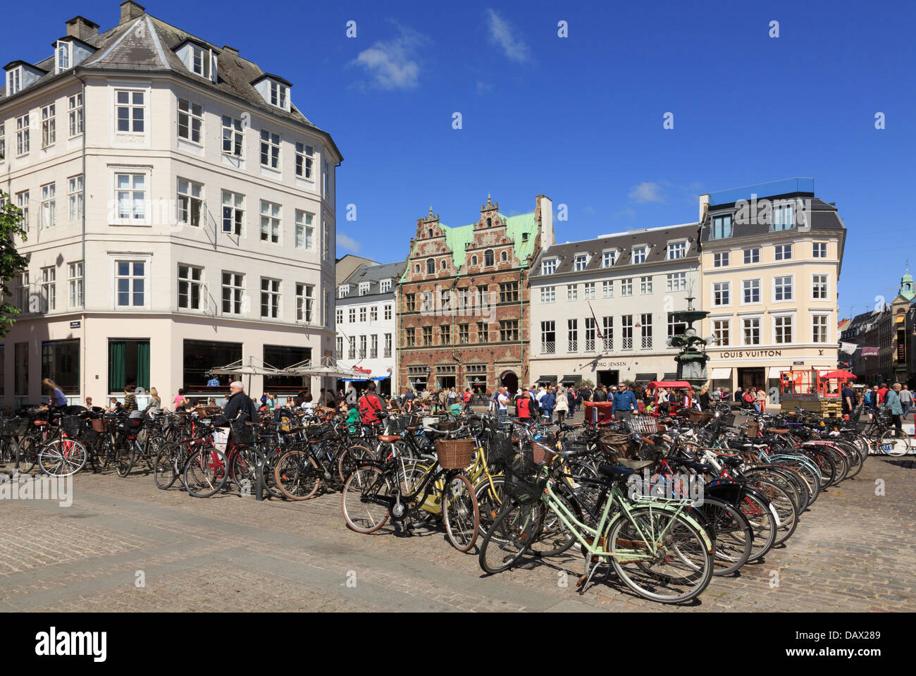 Molte biciclette parcheggiate in Hojbro Plads con la vecchia piazza Amagertorv al di là. Copenaghen, Zelanda, Danimarca e Scandinavia Foto Stock