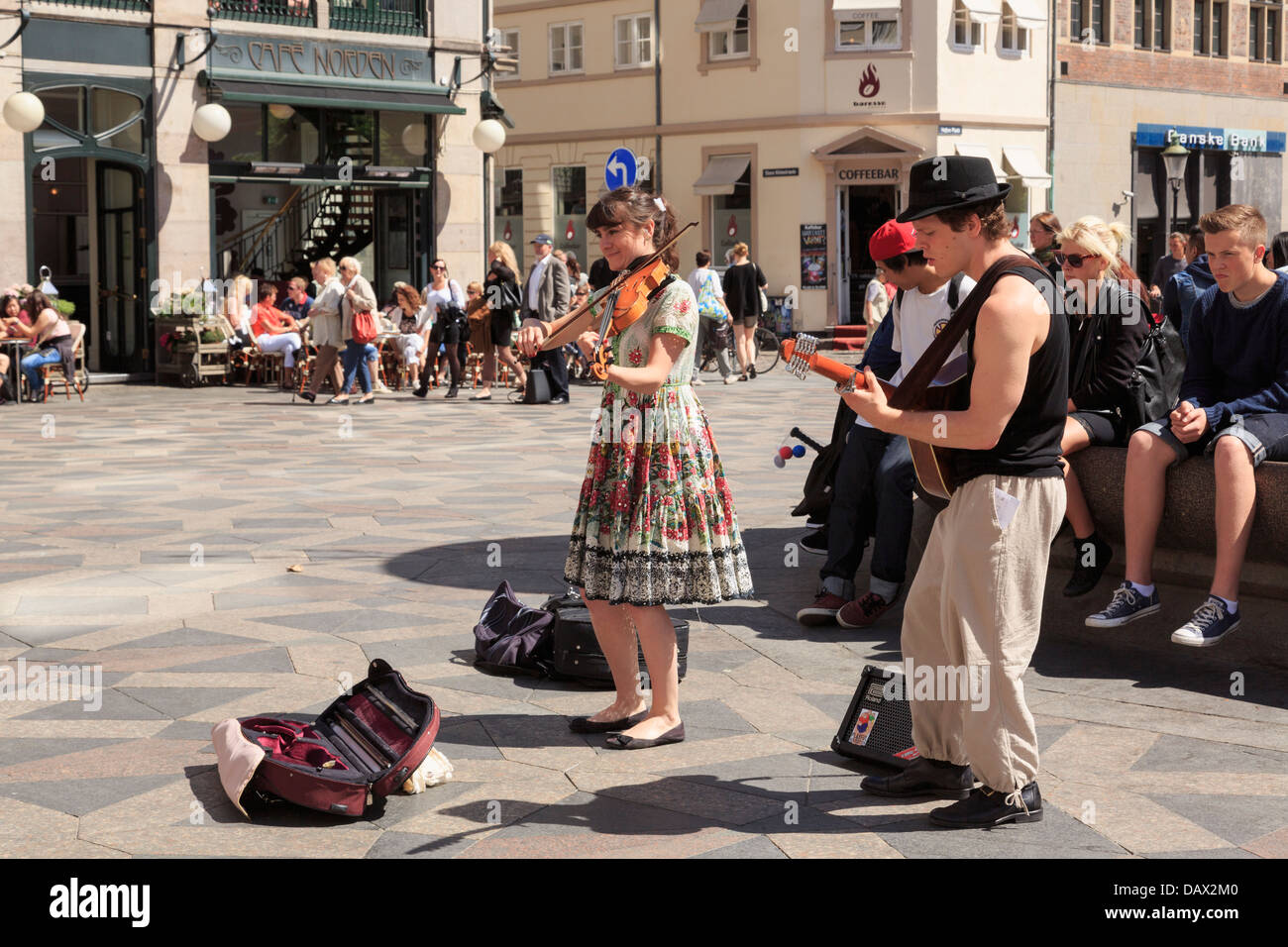Buskers la riproduzione di musica di intrattenimento in Piazza Amagertorv occupato con un pubblico di persone guardando e ascoltando. Amager Torv, Copenhagen, Danimarca Foto Stock