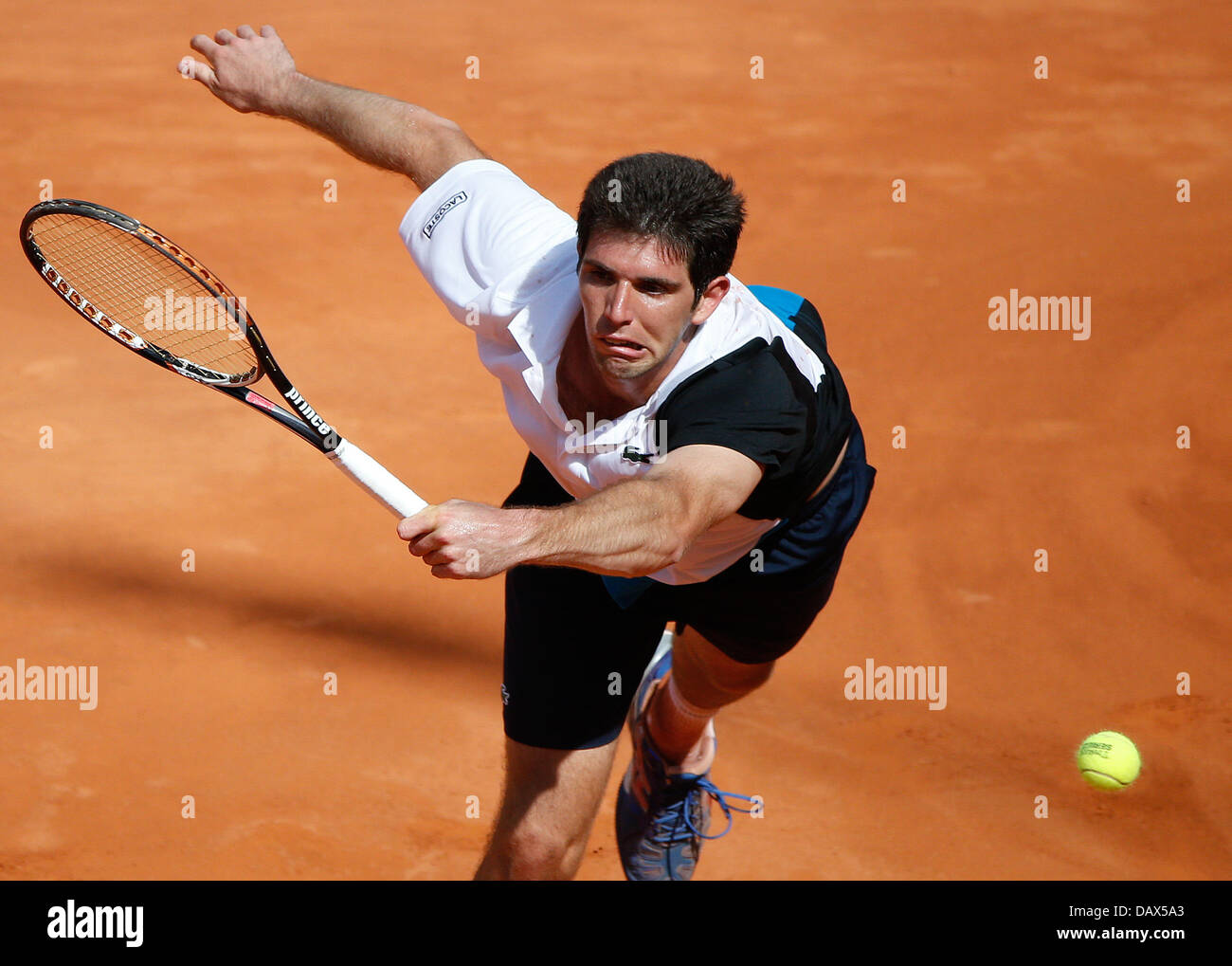 Amburgo, Germania. 19 Luglio, 2013. Federico Delbonis di Argentina cerca di raggiungere la palla nel quarto di finale contro la Spagna di Verdasco durante il torneo ATP di Amburgo, Germania, 19 luglio 2013. Foto: Axel HEIMKEN/dpa/Alamy Live News Foto Stock