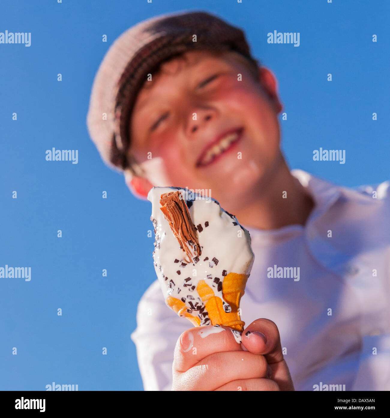 Beccles, Suffolk, Inghilterra, Regno Unito. Il 19 luglio 2013. Charlie Oram di età compresa tra i 9 gode di un gelato a raffreddarsi dal calore che è attualmente di circa 27 gradi come ci piace l'estate più calda in diversi anni. Credito: T.M.O.News/Alamy Live News Foto Stock