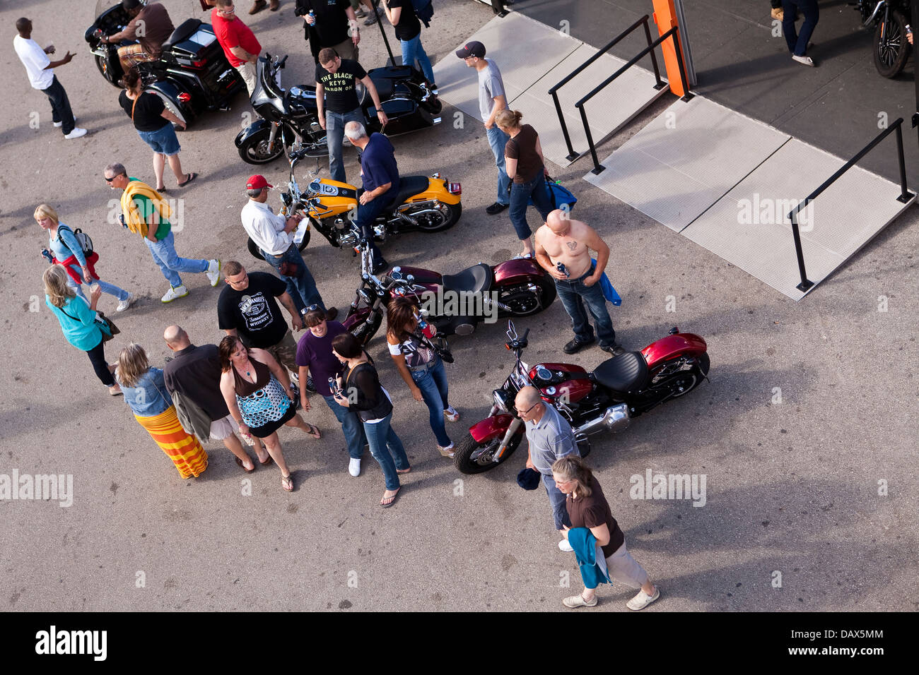 La gente guarda Harley-Davidson moto sull'Henry W. Maier Festival Park (Summerfest Grounds) in Milwaukee Foto Stock