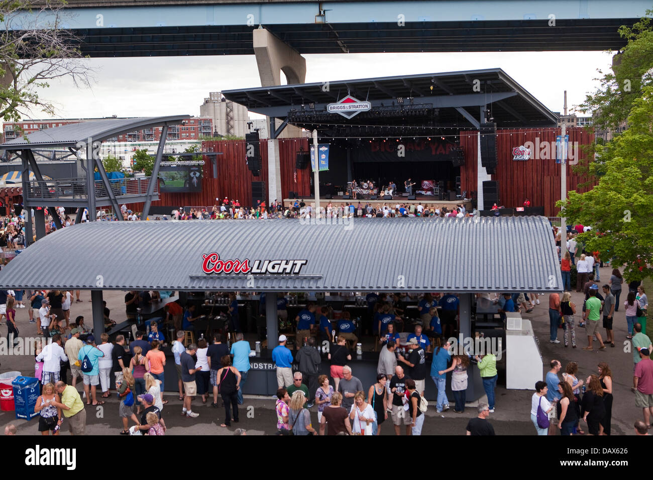 Luce di Coors logo è visto in un bar sul Henry W. Maier Festival Park (Summerfest Grounds) in Milwaukee Foto Stock