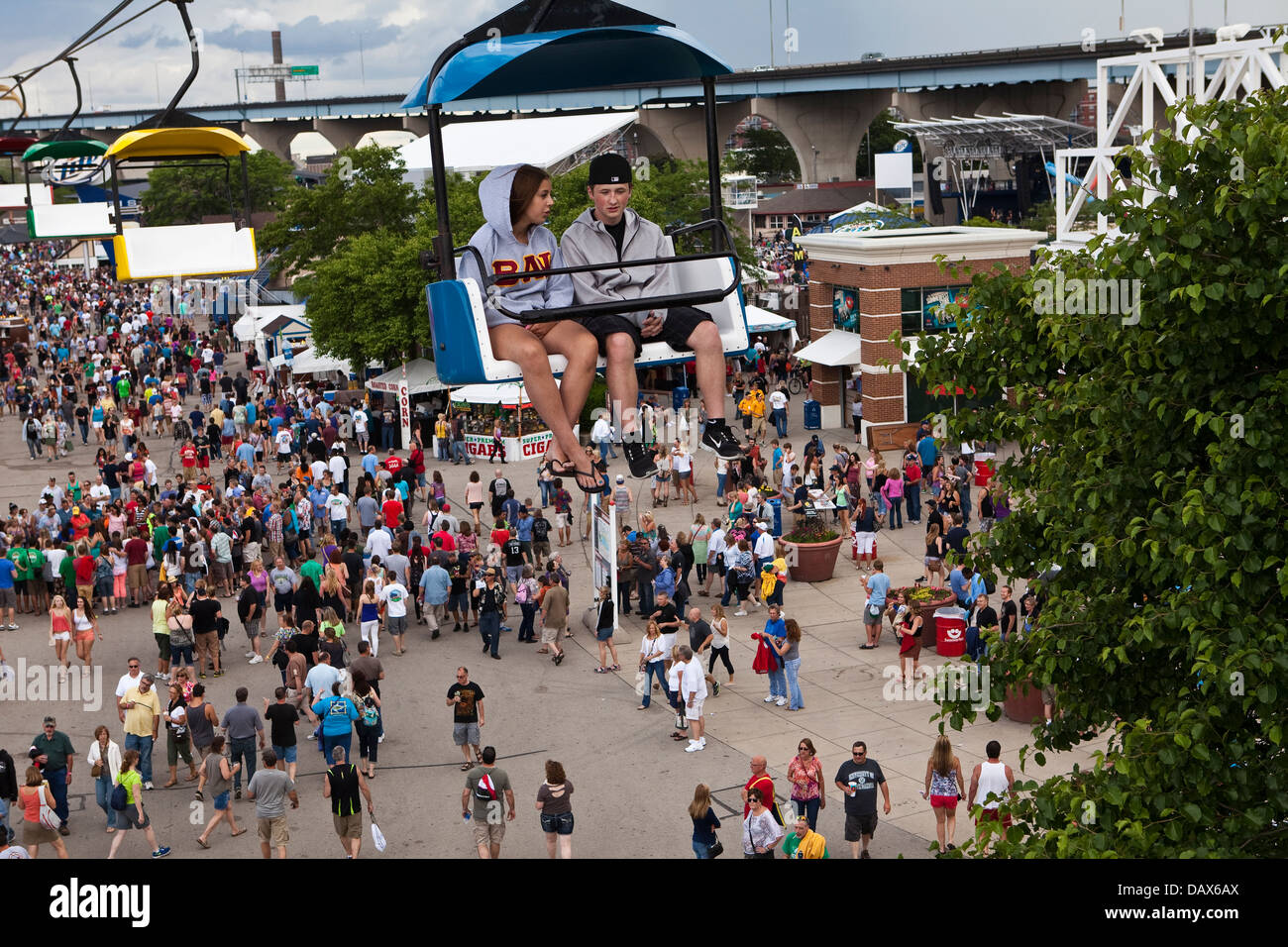 Un uomo e una donna ride the Sky glider sull'Henry W. Maier Festival Park (Summerfest Grounds) in Milwaukee Foto Stock