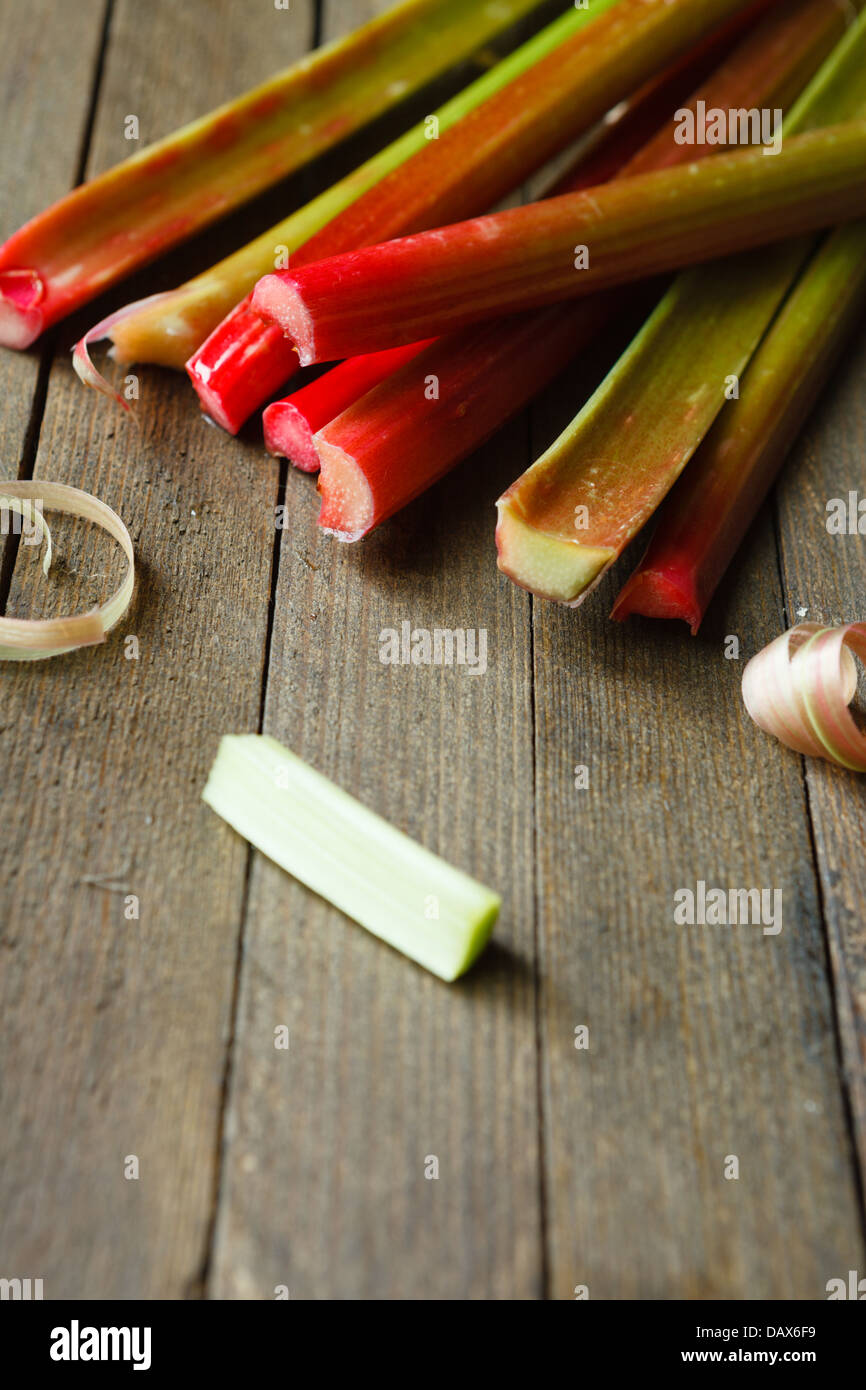 Gambi di rabarbaro sul tavolo di legno, chiudere il cibo Foto Stock