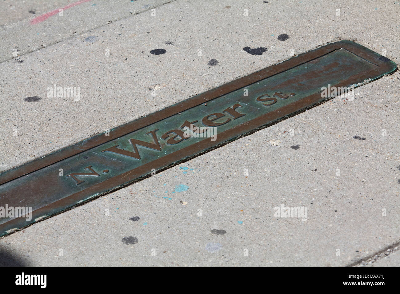 Un Nord Water Street la placca è visto sul marciapiede in Milwaukee Foto Stock