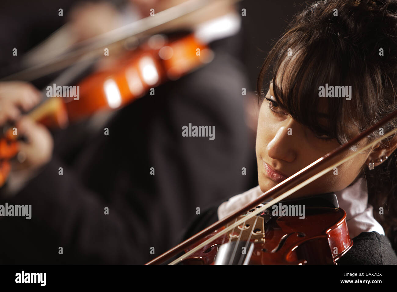 Il violinista donna riproduzione di un concerto di musica classica Foto Stock