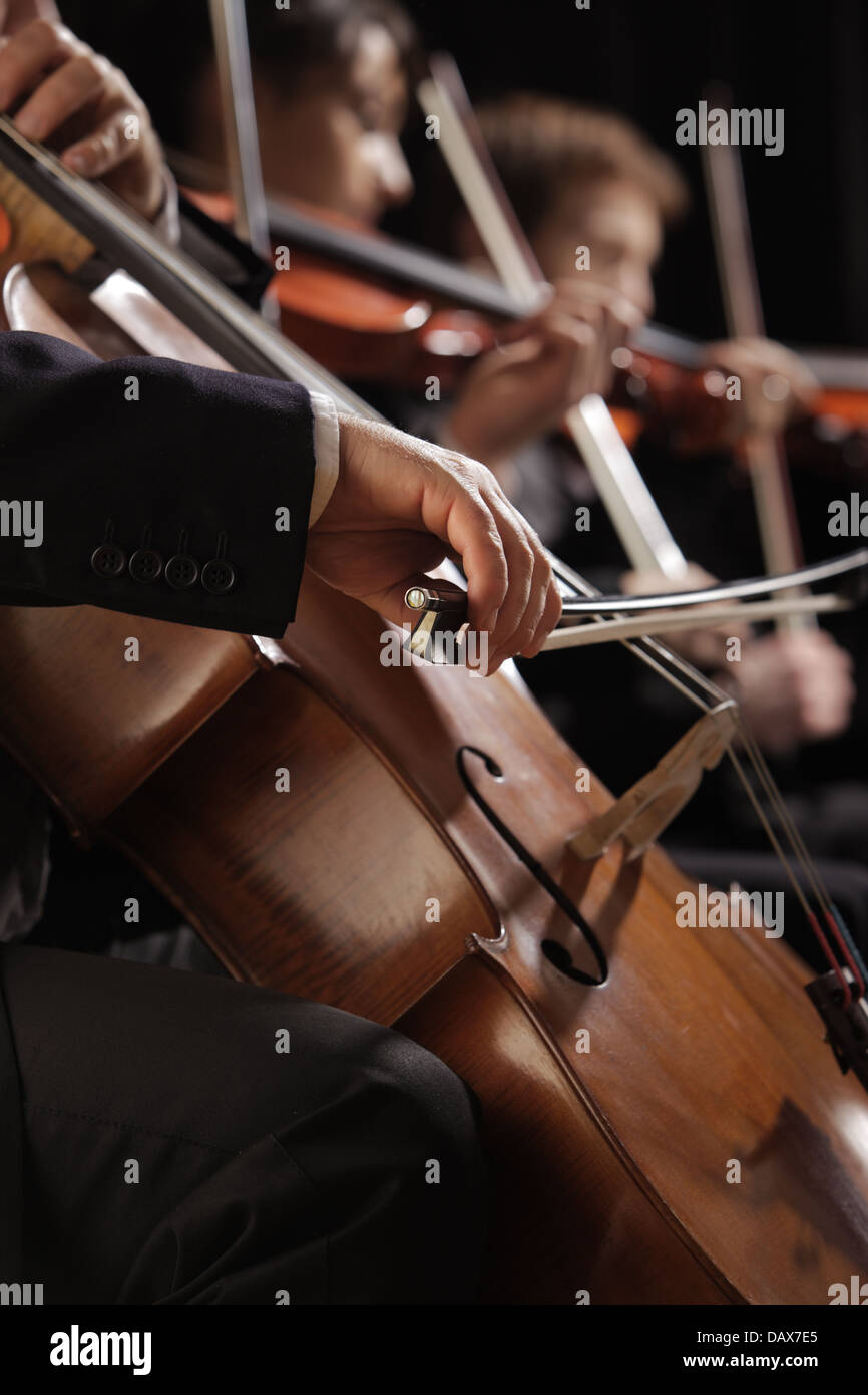 Concerto sinfonico, un uomo suonare il violoncello, canto close up Foto Stock