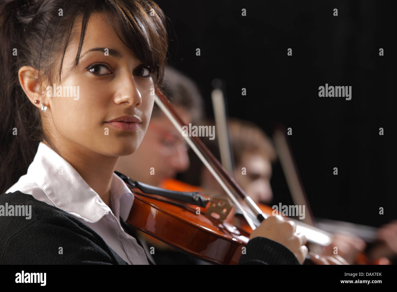 Concerto di musica classica: Ritratto di giovane donna violinista Foto Stock