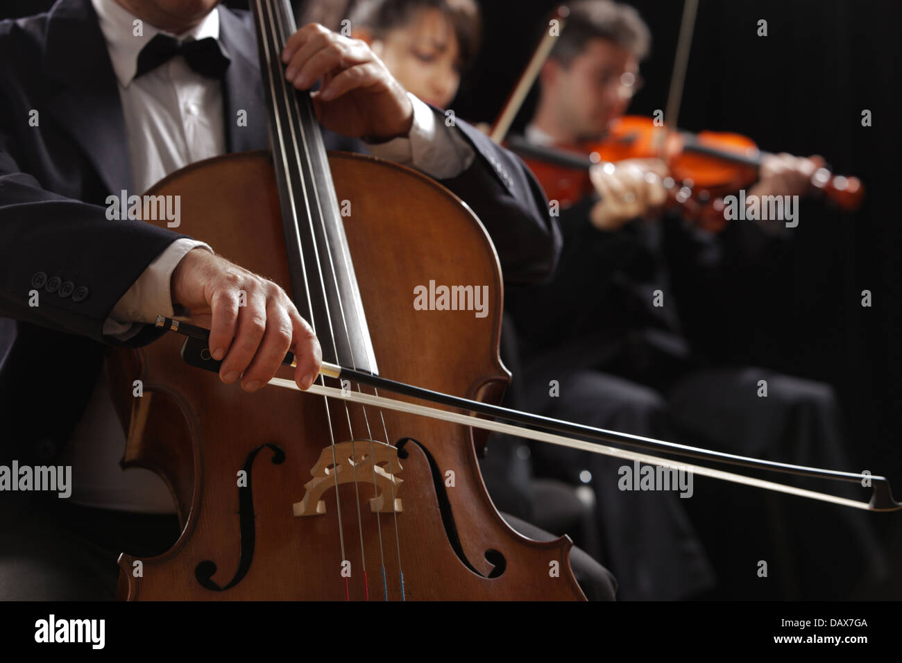 Musica classica, violoncellista e violinisti Foto Stock