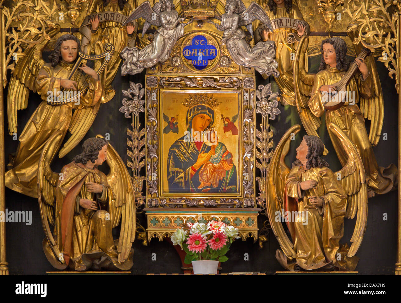 VIENNA - luglio 3: parte del nuovo gotico in legno lato policromo altare con Madonna gotica chiesa di Maria am Gestade Foto Stock