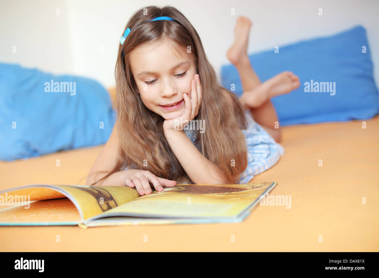 Bambino la lettura di un libro Foto Stock