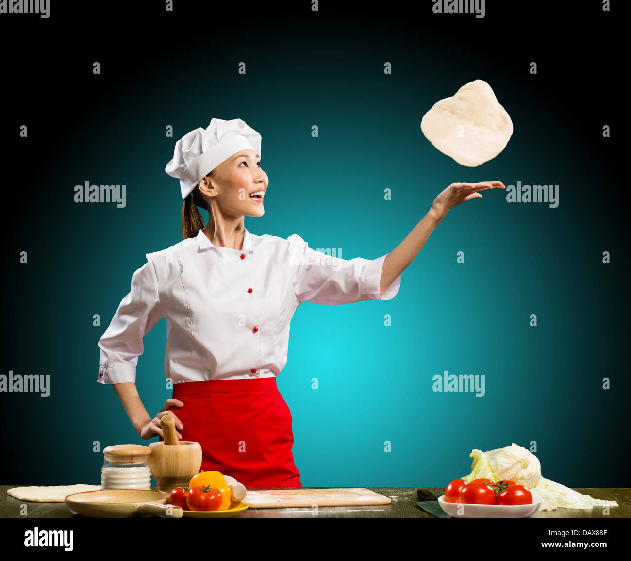 Lo Chef getta pezzo impasto per pizza Foto Stock