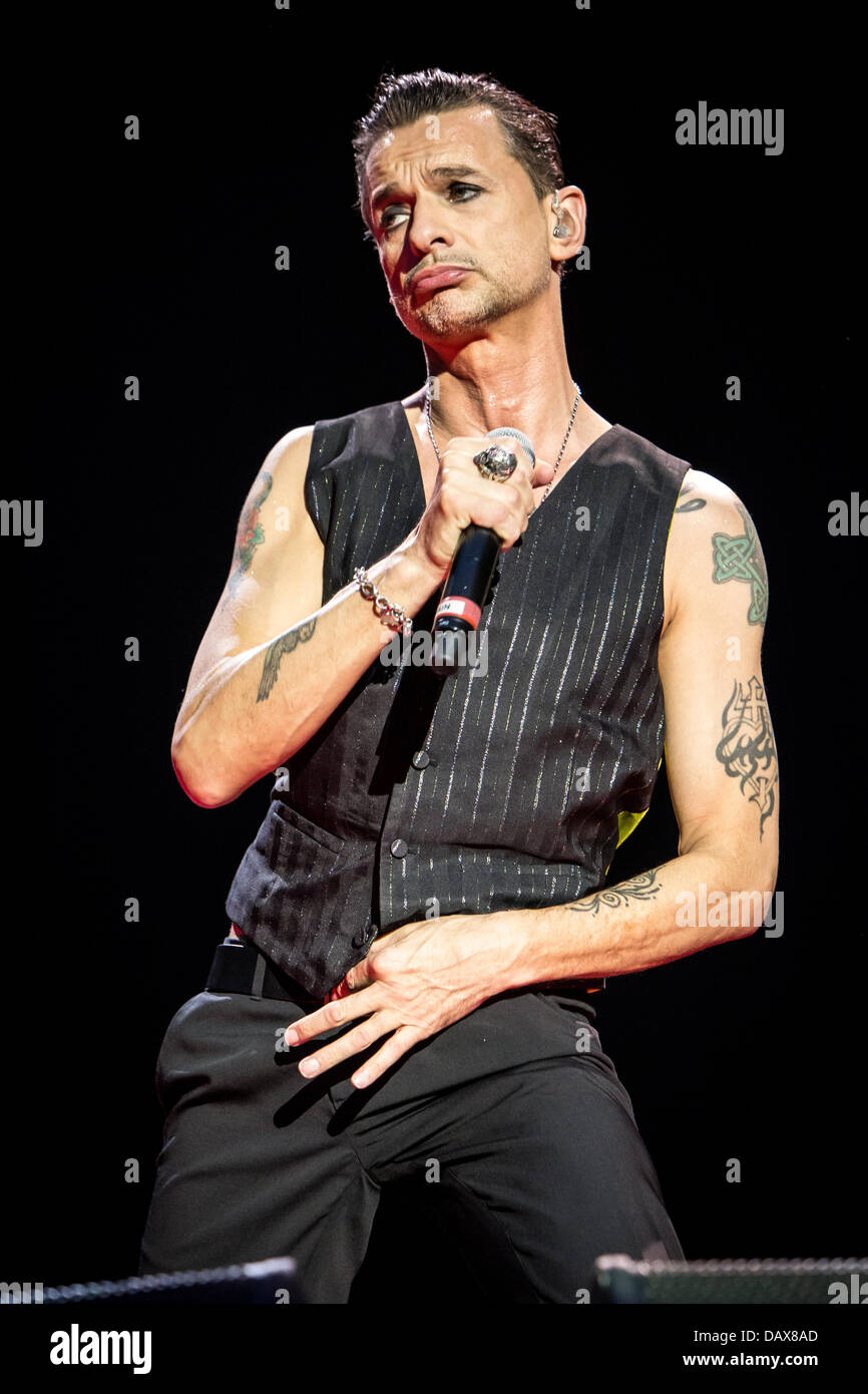 Milano Italia. Il 18 luglio 2013. Il famoso British rock band DEPECHE MODE suona dal vivo allo Stadio San Siro durante "Delta Tour della macchina 2013' Credit: Rodolfo Sassano/Alamy Live News Foto Stock